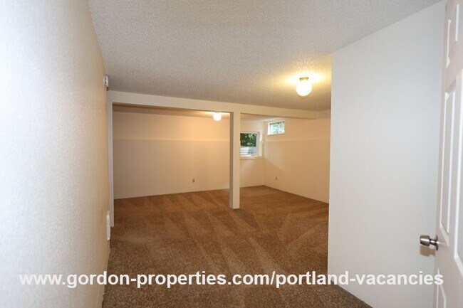 Building Photo - SE 15th Ave - remodeled 3 bedroom duplex w...