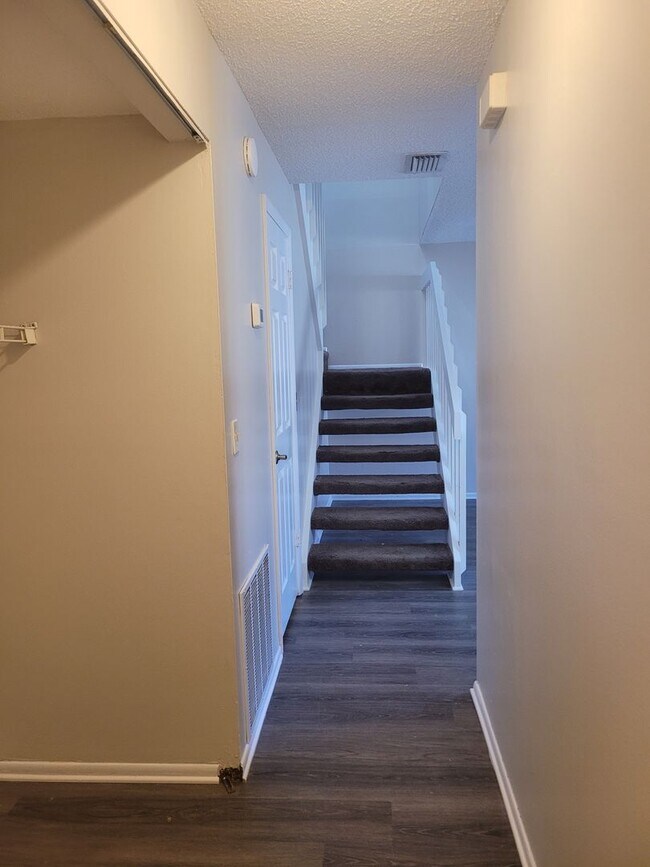 Building Photo - FOR RENT!! CUTE AND COZY 2 BED 1.5 BATH WITH GARAGE (MOVE IN SPECIAL)...