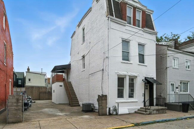 Building Photo - Luxury Rental - Southside Flats