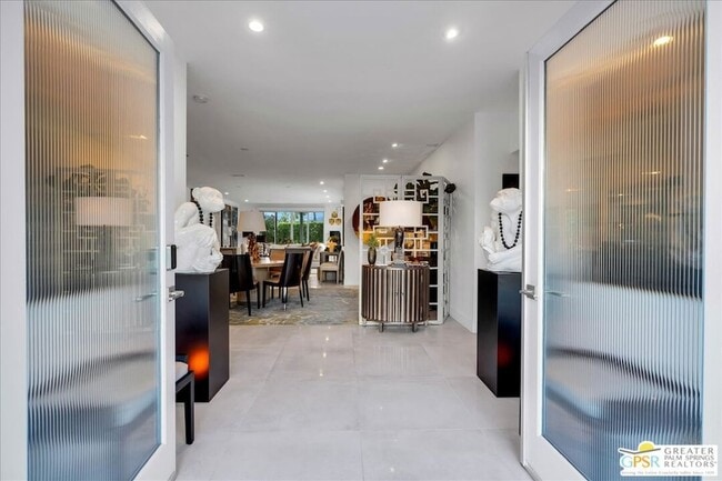 Building Photo - 605 E Sierra Way