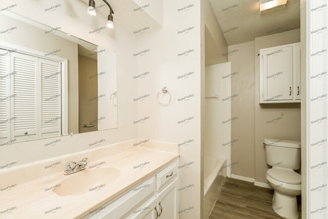 Building Photo - 7408 S Gum Ave