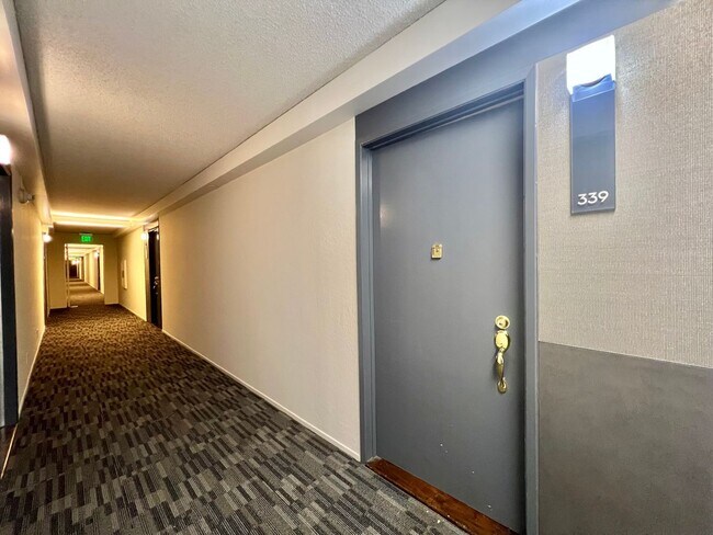 Building Photo - Well-maintained 2bd 1.5 ba  with plenty of...