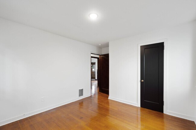 Building Photo - MOVE IN TODAY! DON'T MISS THIS NEWLY RENOV...