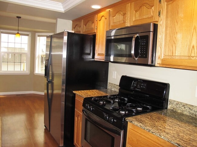 Building Photo - ***PENDING APPLICATIONS***4BD/3BA Home wit...