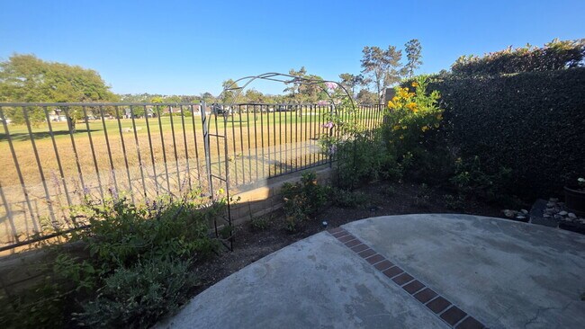 Building Photo - Beautiful home on the Shadowridge Golf Course