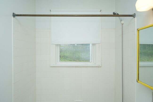 Building Photo - 2321 Fontaine Ave Ext