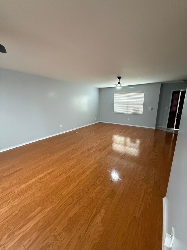 Building Photo - Beautiful 4 Bedroom