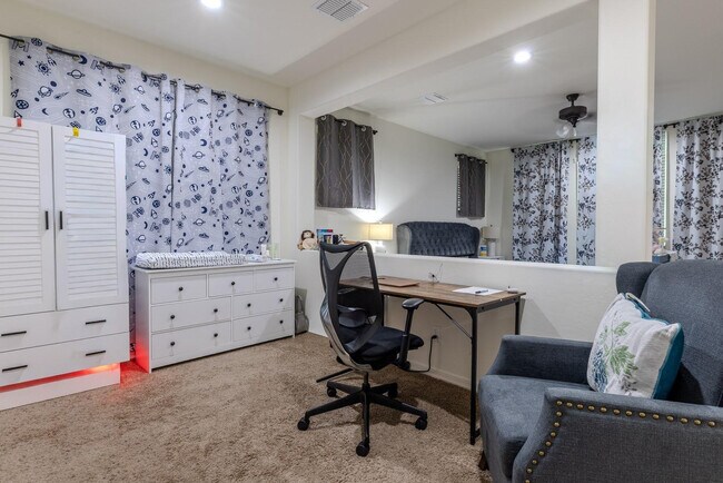 Building Photo - 1064 S Sunset Dr