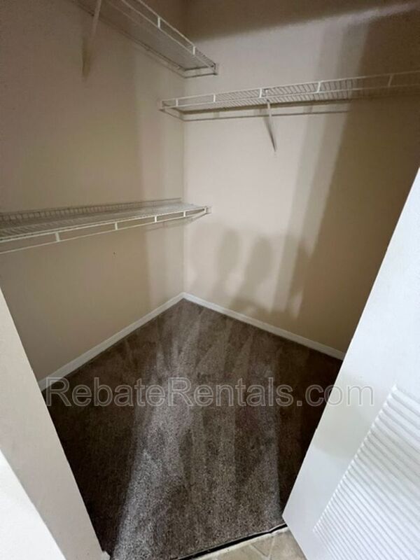 Building Photo - 13700 Richmond Park Dr N