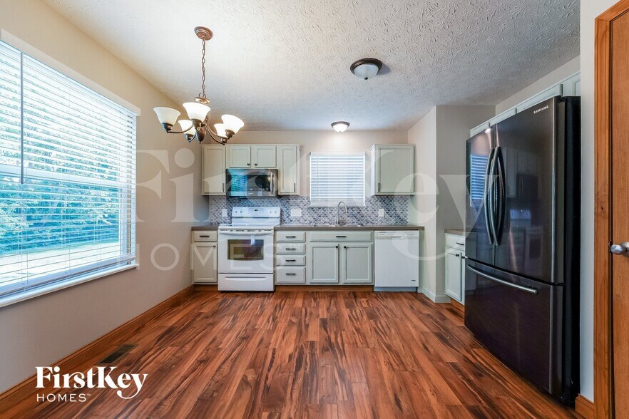 Building Photo - 426 Flat River St