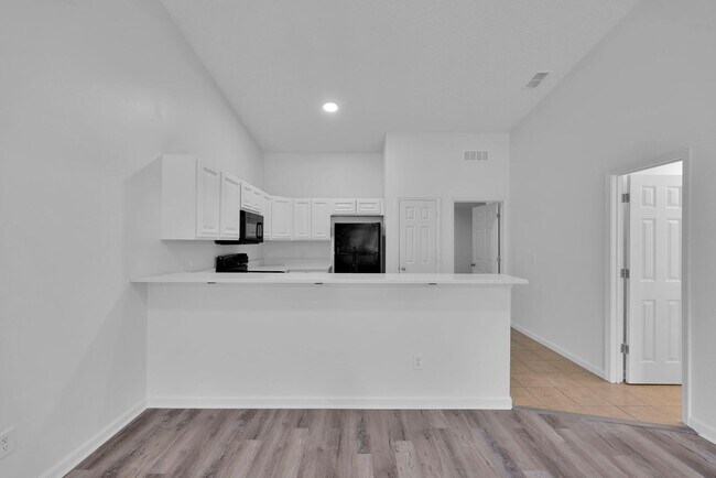 Building Photo - NEWLY RENOVATED 3 BEDROOM 2.5 BATHS TOWNHO...