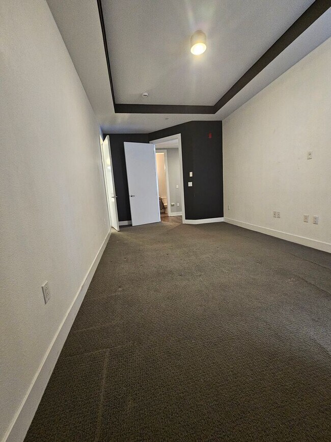 Building Photo - Congress Park High Rise Living! Huge Main Floor 2 Bed 2 Bath