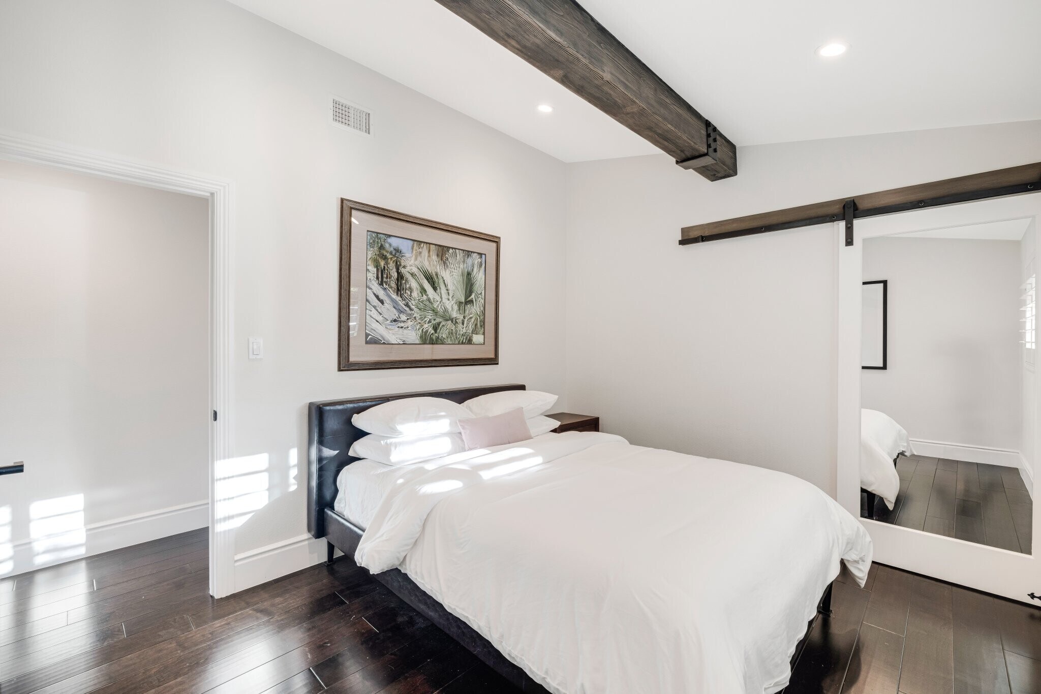 Building Photo - 16725 Oak View Dr