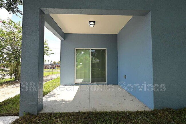 Building Photo - 1011 N Brunnell Pkwy