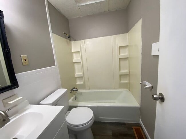 Building Photo - Cute Duplex, Must See!