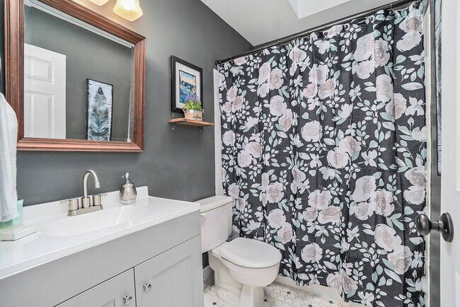 Building Photo - 1201 Easton Dr