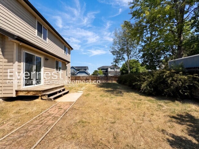 Building Photo - 5 Bed, 3.5 Bath Home with Fenced Yard & Garage / Available Now!