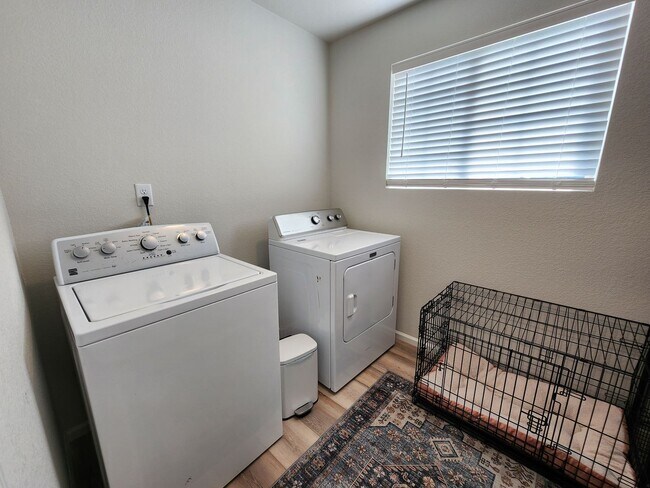 Building Photo - Beautiful, Modern 3 Bed 3 Bath Home in Ban...
