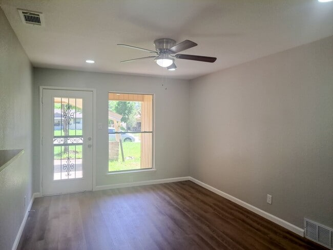 Building Photo - 4 Bedroom / 2 Bath / 2 Car Garage