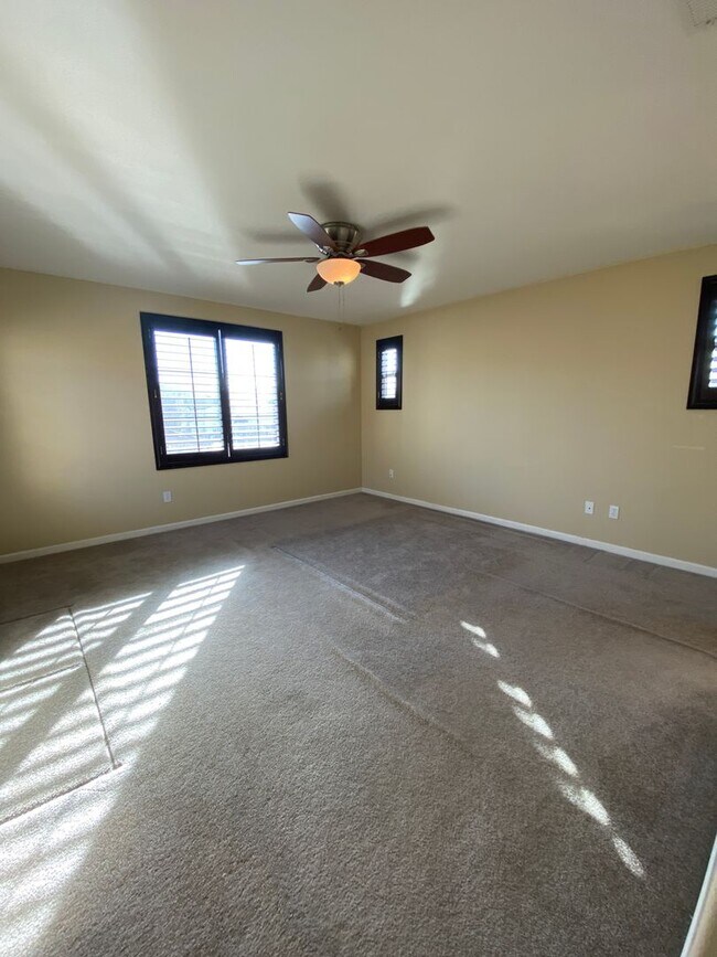 Building Photo - San Ramon Gale Ranch Townhouse 3BD/2.5BA with 4th Room for Office Loft! Community Pool Included!