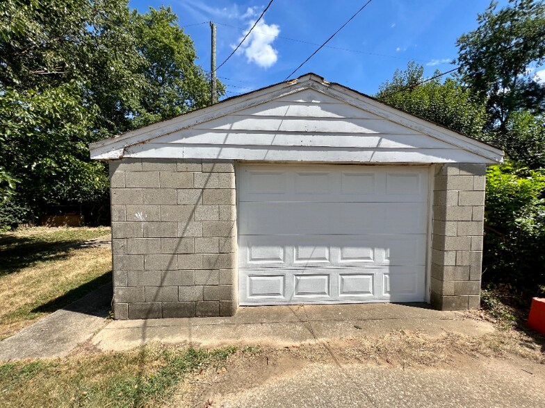 Building Photo - 912 Sharon Dr