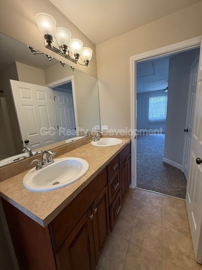 Building Photo - 267 Capitol Dr