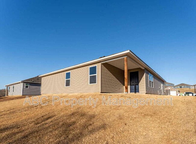 Building Photo - 4405 SW Sackett Ave