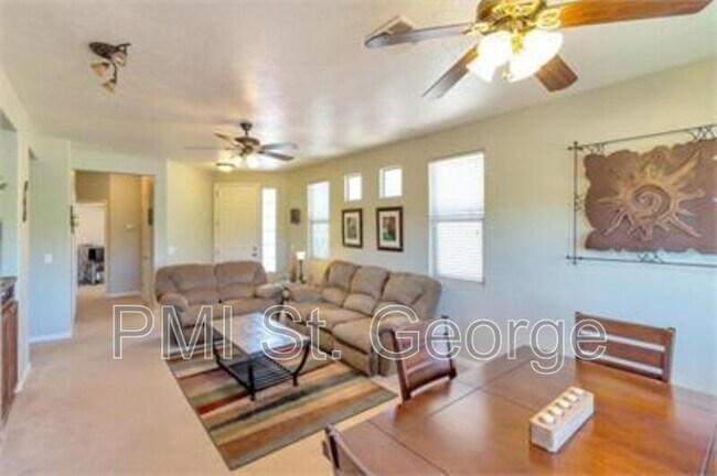 Building Photo - 3241 E Fourteen Fairway Dr