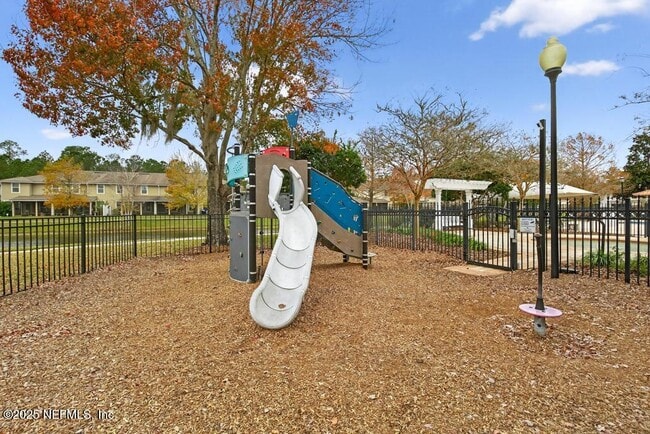 Building Photo - 411 Walnut Dr