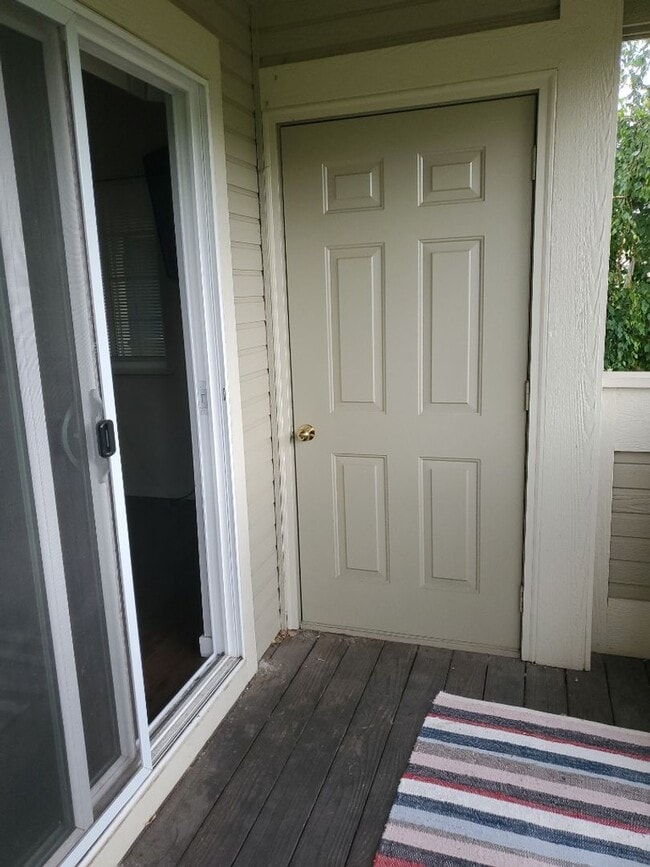 Building Photo - STUDENTS WELCOME! Remodeled 2 Bedroom 2 Bathroom Second-Floor Condo