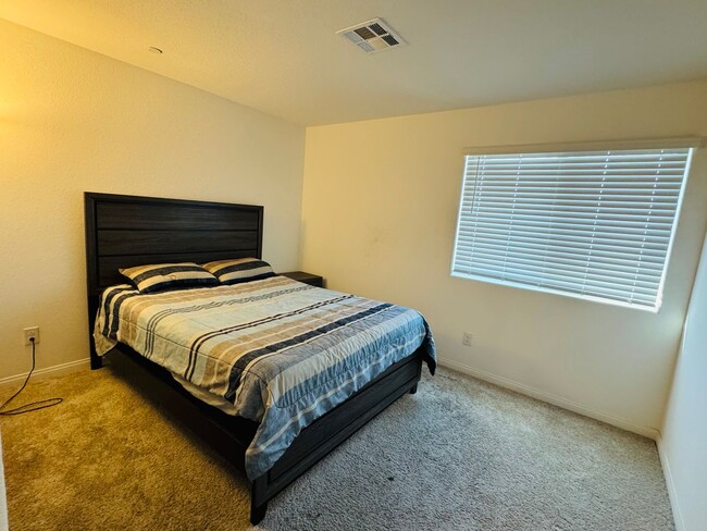 Building Photo - Semi-Furnished 3-bedroom, 2.5-bath townhou...