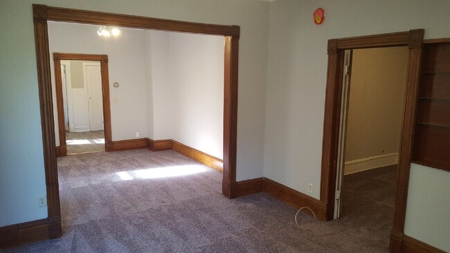 Building Photo - Charming 1-Bedroom Retreat on Colfax Ave – Your Cozy Minneapolis Haven Awaits!