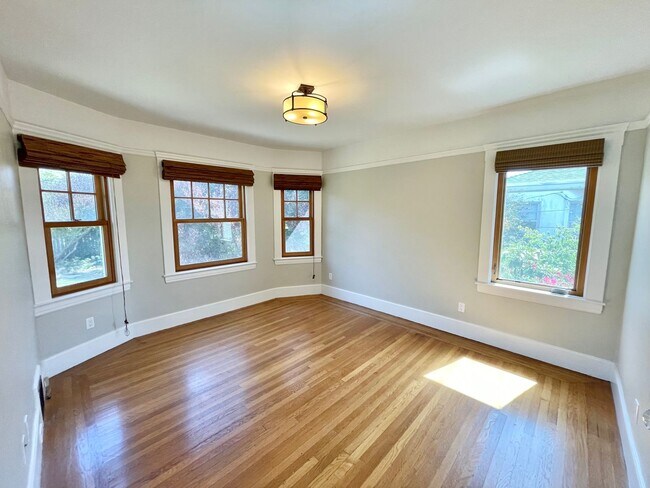 Building Photo - Westwood Park - Stunning 3BR+ / 2 BA Home w/Fabulous Back Yard! - PROGRESSIVE