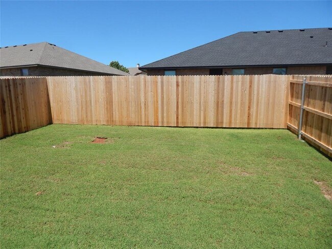 Building Photo - 425 Summit Ridge Dr