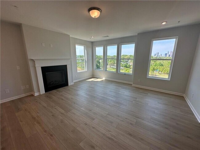 Building Photo - 352 Skylar Ct SE