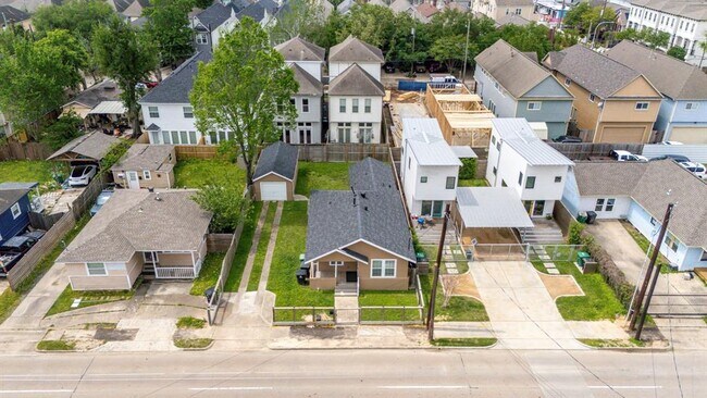 Building Photo - 1435 N Durham Dr