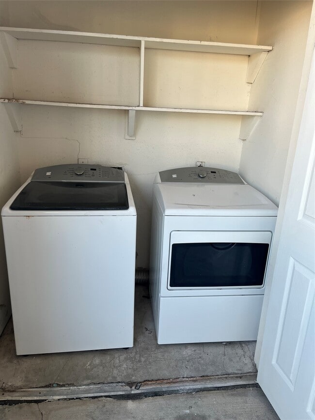 Building Photo - 2820 S Bartell Dr