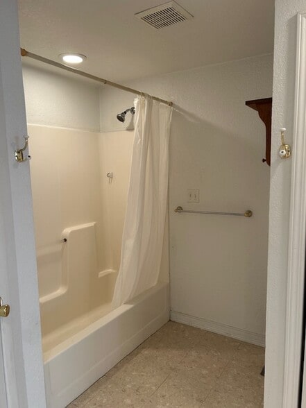 Shower - 212 Carnahan Ave