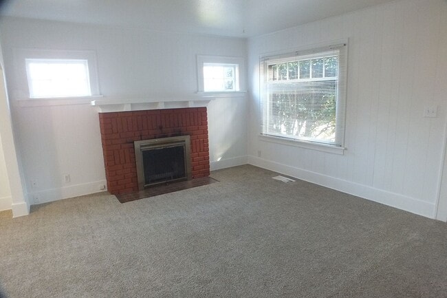 Building Photo - 1 Bedroom Duplex!