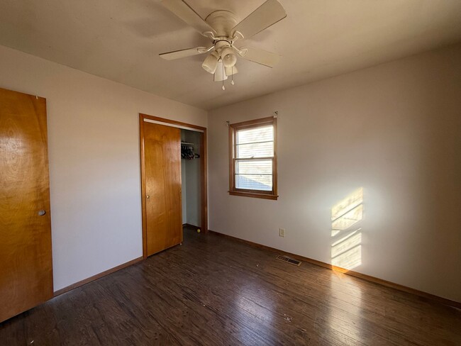 Building Photo - 3 bedroom, 1 bath North Gate, $1600.00