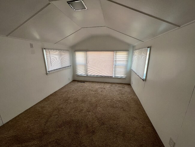 Building Photo - Completely Renovated Three Bedroom Apartment