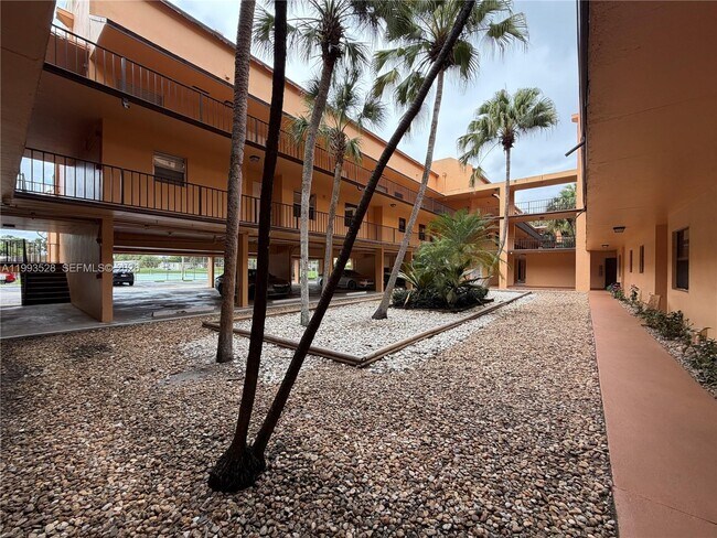 Building Photo - 400 Commodore Dr