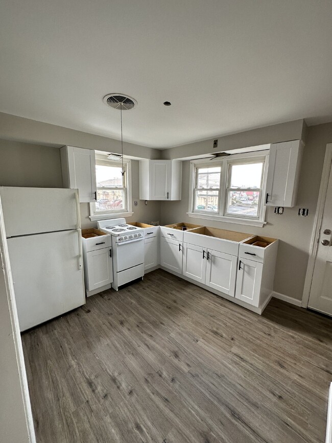 Building Photo - AVAILABLE NOW! Newly Renovated 1BR!