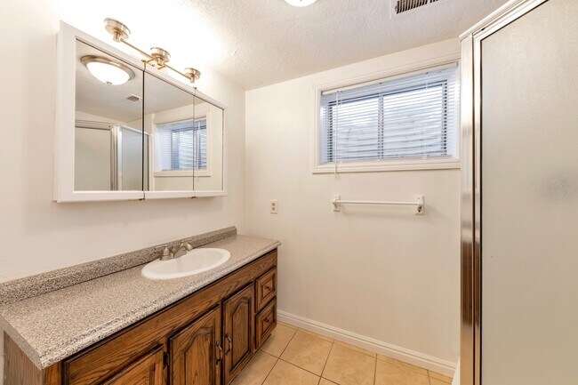 Building Photo - Enormous 4 Bed / 3 Bath Pet Friendly Home ...