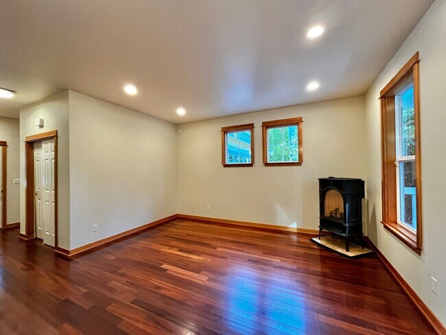 Building Photo - Beautiful 4 Bedroom Bainbridge Home Close ...