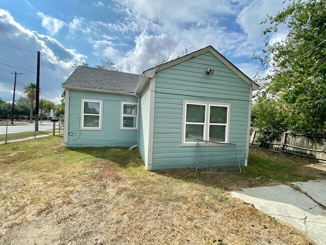 Building Photo - Highland Park adorable 2bd/1ba home AVAILABLE NOW!