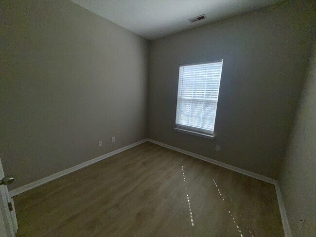 Building Photo - Three Bedroom Townhouse in Regent Park!