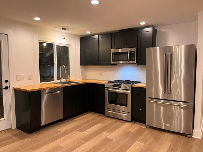 Beautiful high-quality appliances - 2815 Callahan Dr