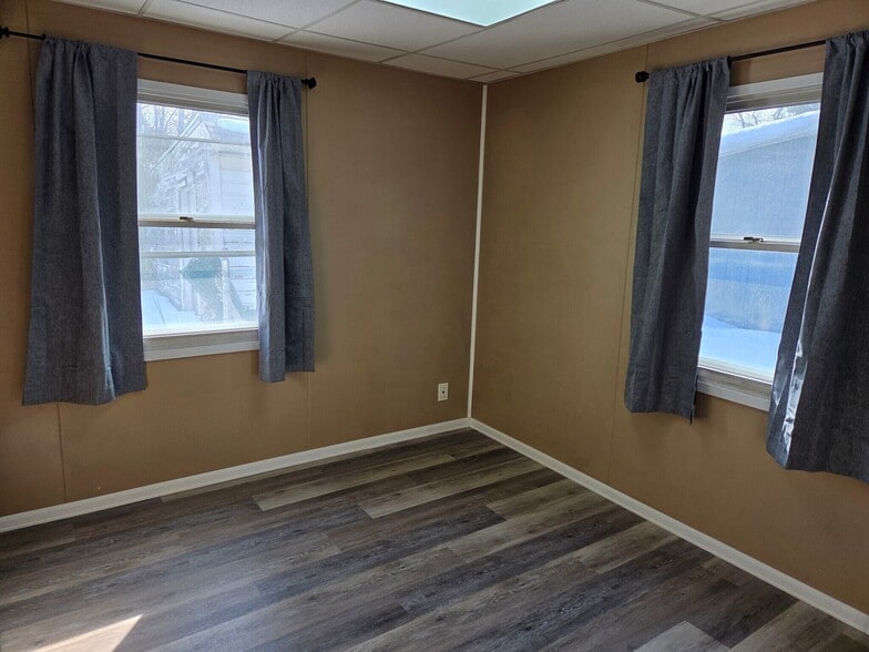 Building Photo - 1331 W 22nd St