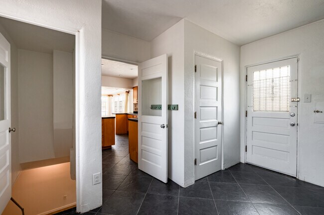 Building Photo - 601 Tulane Dr NE